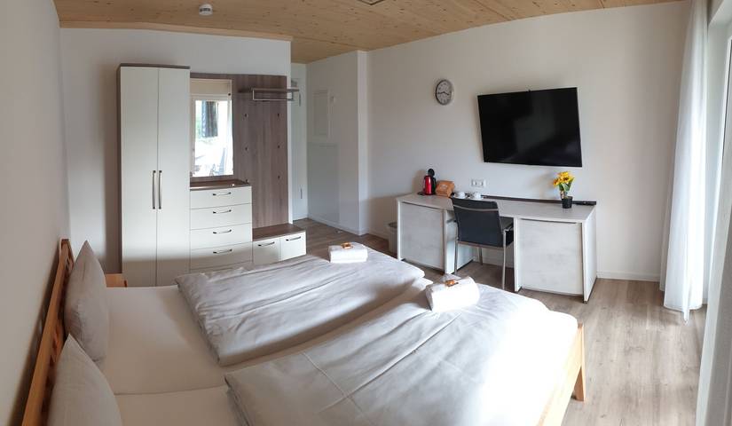 Zimmer für 2 Personen, mit Balkon und Seeblick sowie Ausblick
