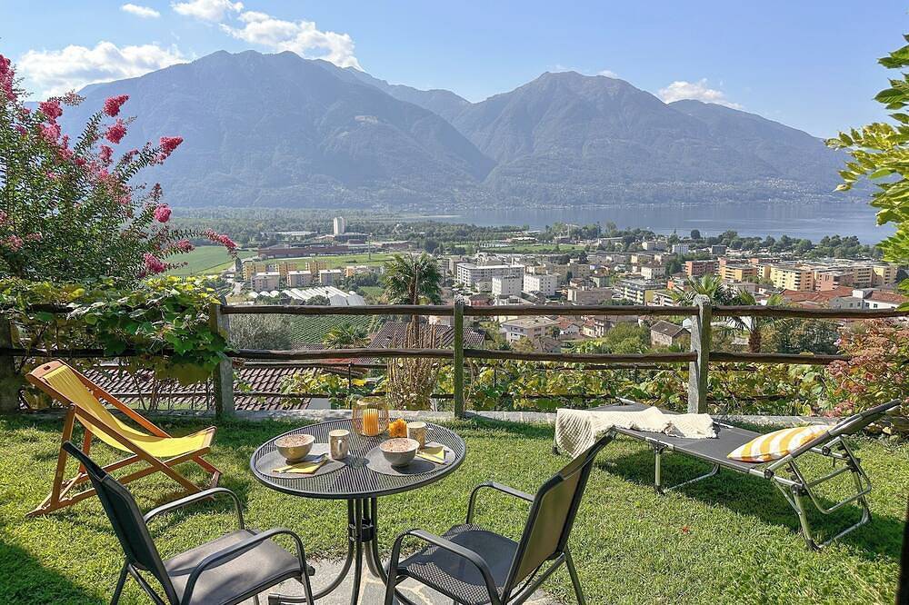 Ganze Wohnung, Charmante Ferienwohnung mit Panoramablick, Pool und Gartenparadies in Gordola, Tessiner Alpen