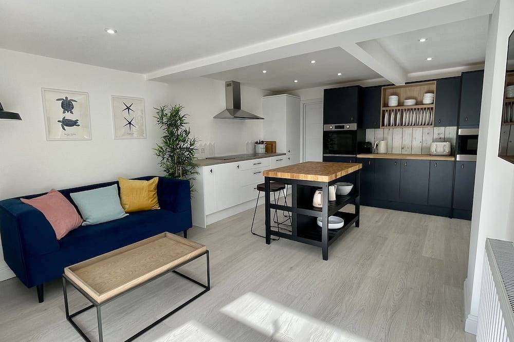 Island House is a spacious 4 bedroom detached house in Mersea Island, Colchester