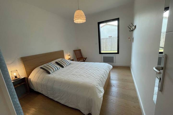 300m from the Lac beach! Superb house, wood cladding. in Hourtin, Médoc Regional Natural Park