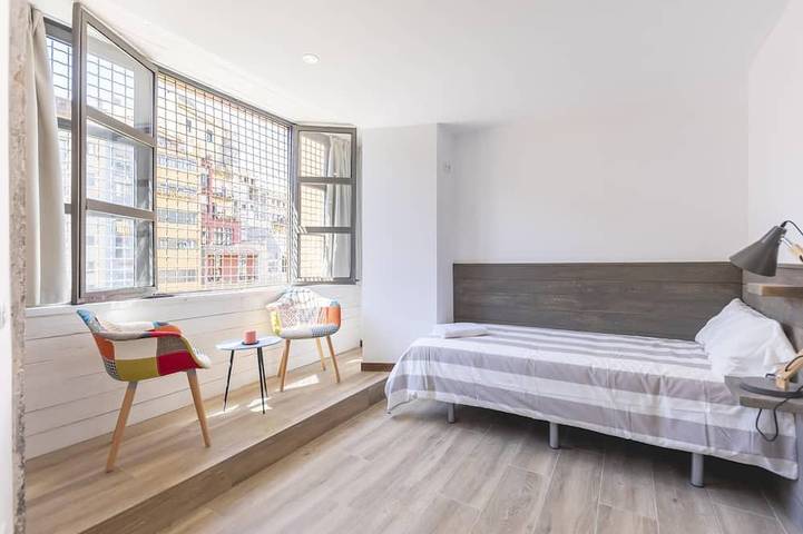 Ganze Wohnung, Bravissimo Rambla Eiffel 1, 2 Schlafzimmer, im Zentrum mit Blick auf den Fluss in Girona, Gironès