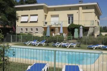 Gîte pour 5 personnes, avec piscine à Lédat