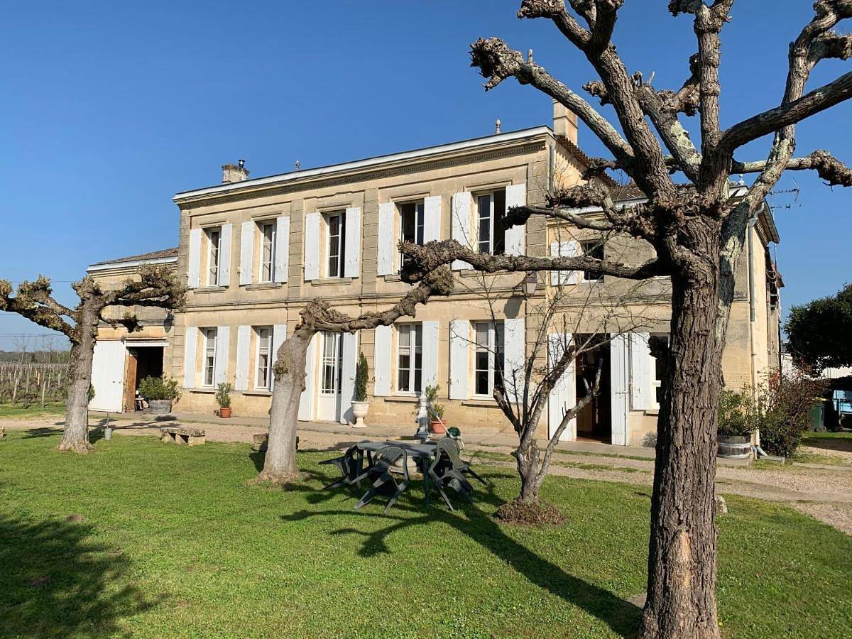Three-Bedroom House in Saint-Magne-de-Castillon, Région de Libourne