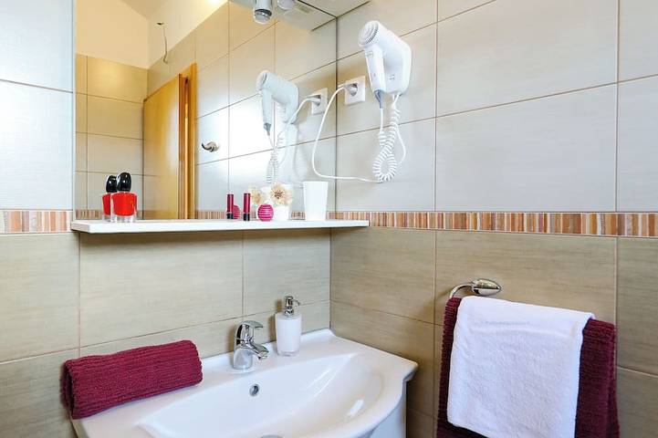 Appartement entier, Exclusivement équipé appartement en attente à l'étage pour vous in Biograd na Moru, Région de Zadar