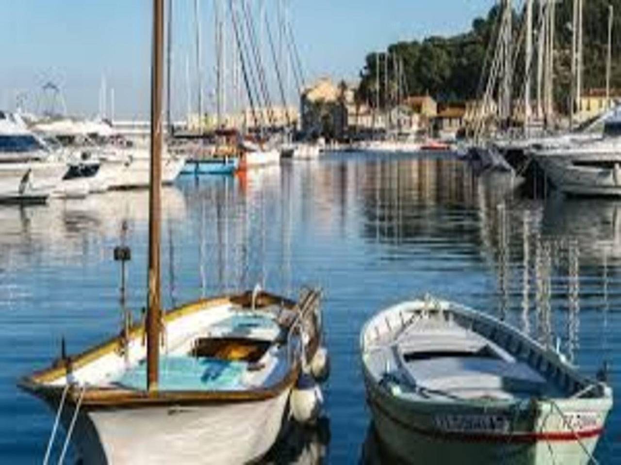 Appartement entier, Rיsidence Les Pins pour six personnes in Saint-Mandrier-sur-Mer, Côte méditerranéenne (France)