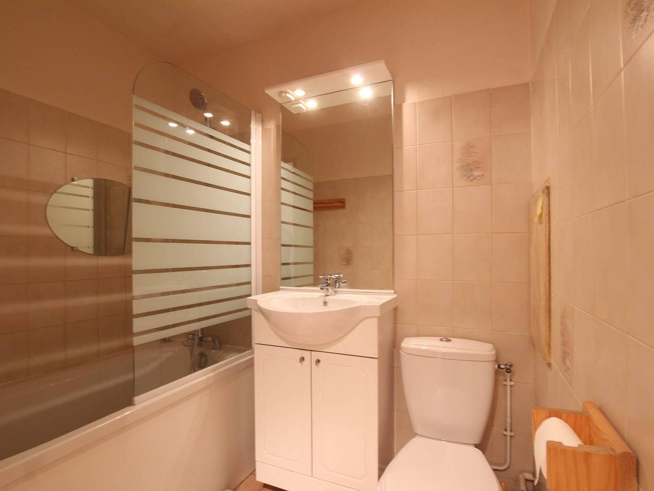 Entire apartment, Charming Studio in Briançon - Mountain Views, Sleeps 4, Close to Slopes & Shops in Briançon, Serre Chevalier