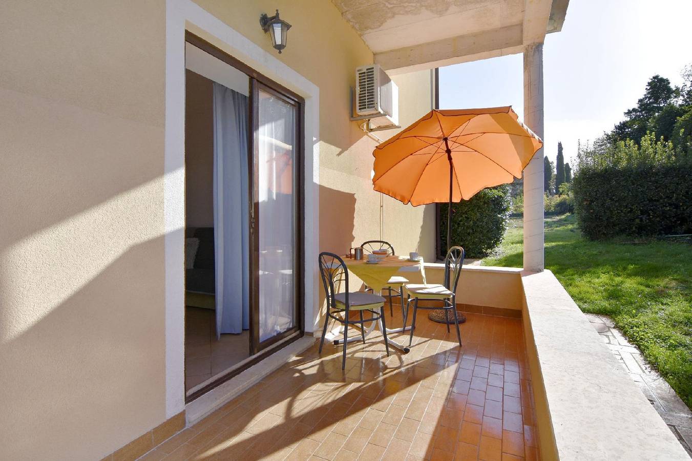 Entire holiday apartment, Silva ground floor apartment with garden in Umag, Umag Region