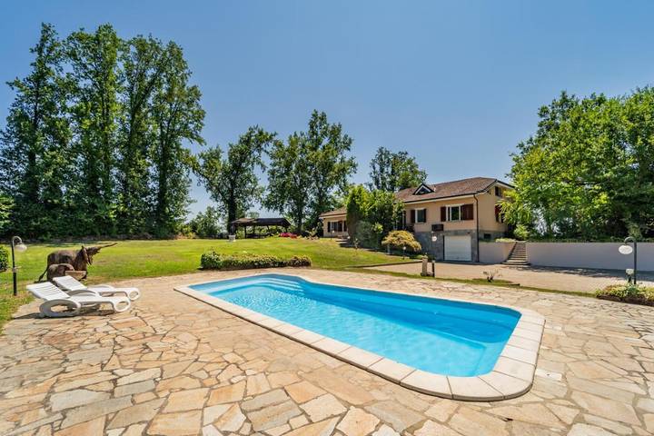 Location de vacances pour 8 personnes, avec Balcon et Terrasse ainsi que Jardin et Piscine à San Damiano d'Asti
