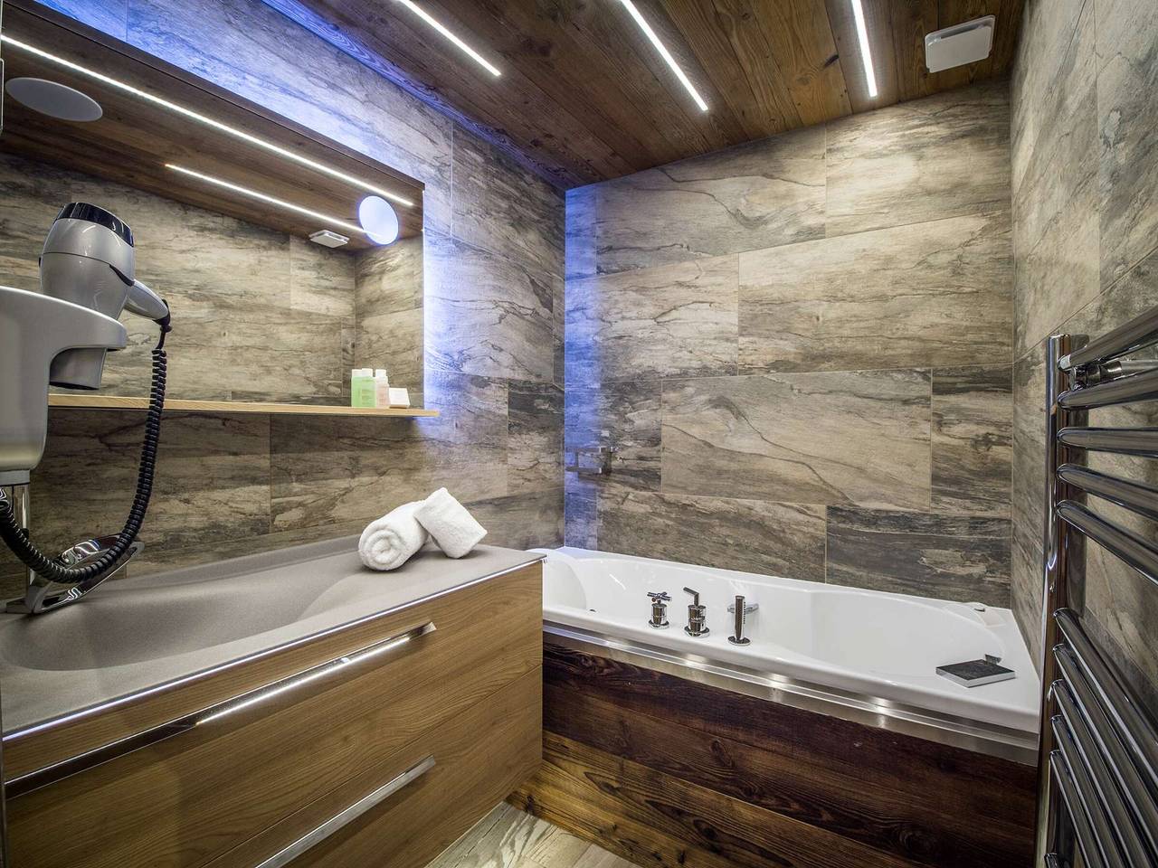 Hel lejlighed, Chalet-style 2-bedroom apartment, Courchevel 1850 center, ski 150m, Wifi in Courchevel 1850, Saint-Bon-Tarentaise