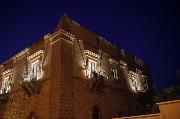 Baglio dei Mori - Suite with kitchen and terrace in a 12th-century palace in Donnalucata, Scicli