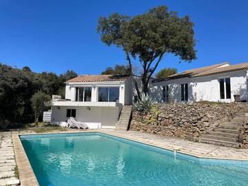 Location de vacances pour 2 personnes, avec jardin et vue ainsi que piscine et terrasse à Pignan