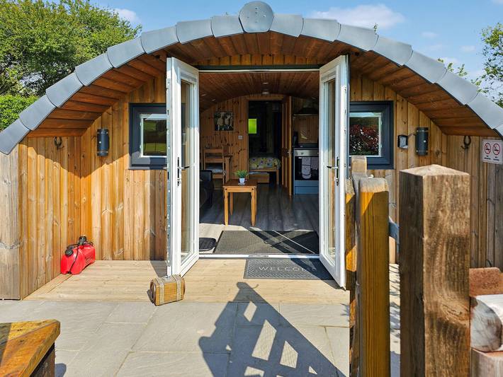 Glamping for 2 people, with garden, with pets in Devon
