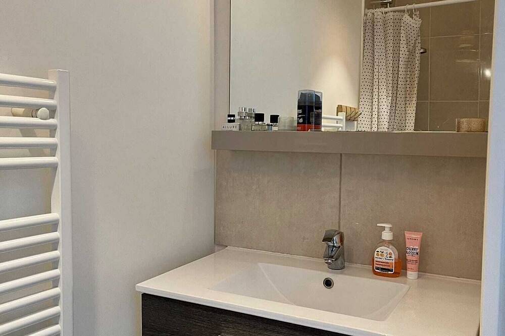 Room and private bathroom + breakfast. 5 min from Paris, 2 min from the lake! in Vincennes, Valle del Marne