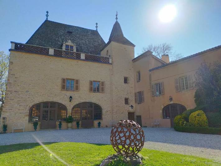 Chambre d’hôte pour 2 personnes, avec piscine ainsi que vue et jardin à Denicé
