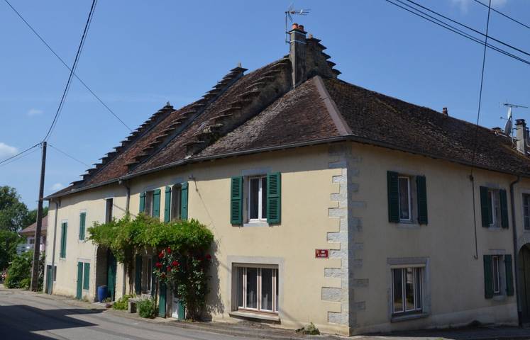 Gîte pour 12 personnes, avec Jardin à Passenans