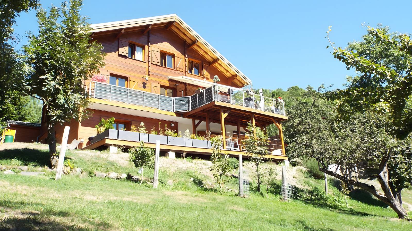 Holiday Home 'Gite Du Barnabas Relais' with Mountain View, Private Terrace and Wi-Fi in Saint-Martin-de-la-Porte, Saint-Jean-de-Maurienne region