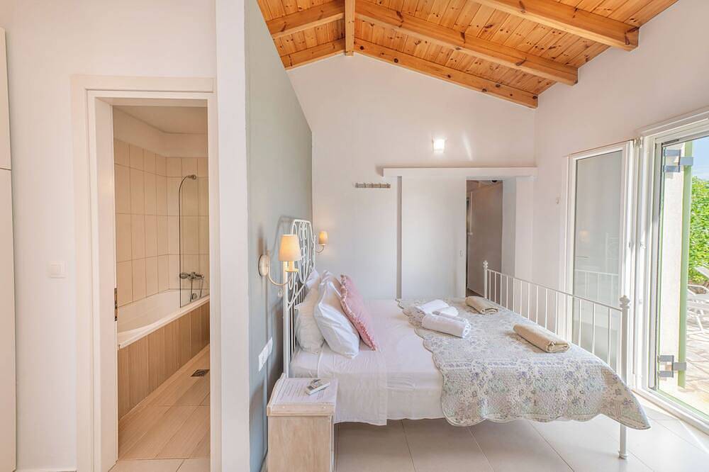 Kassiopi Bay view Villa, Glorious Sea View at Kassiopi bay and Corfu straits! in Kassiopi, Korfu