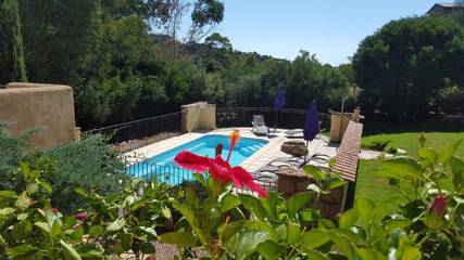 Gîte pour 2 personnes, avec terrasse ainsi que piscine et jardin en Corse-du-Sud