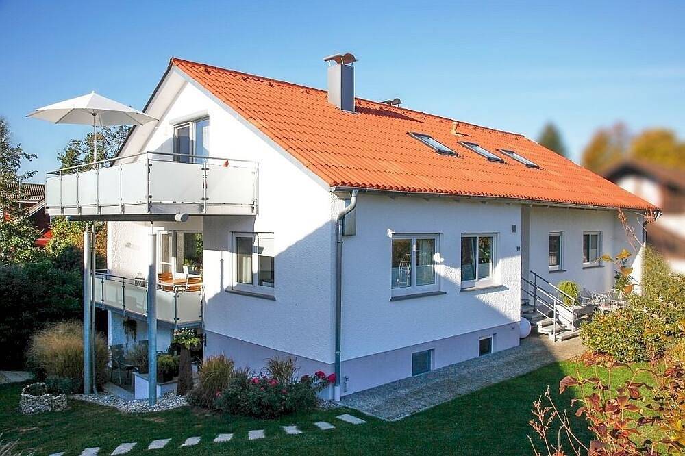 Ganze Wohnung, Helle moderne Ferienwohnung Apartment mit Balkon umgeben von wunderschöner Natur in Schwäbischer Wald