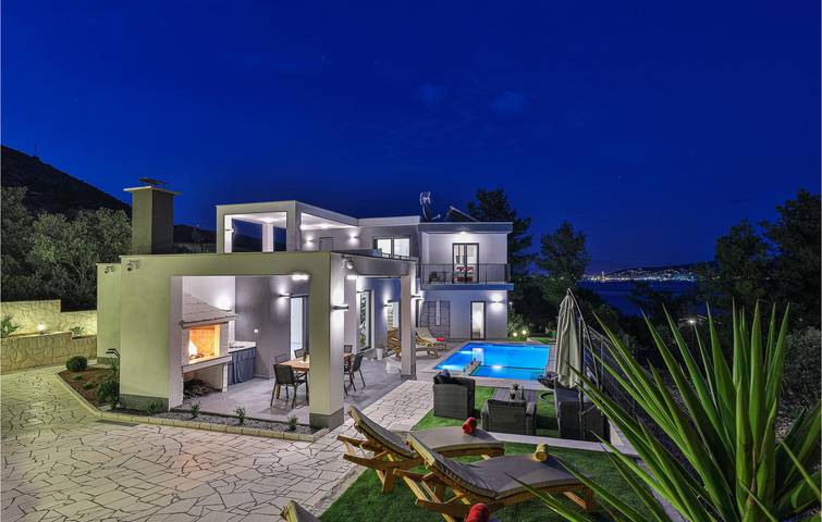 Seaside Apartment with Pool and WiFi, 1.5km to Stari Porat Beach in Trogir, Split-Dalmatia