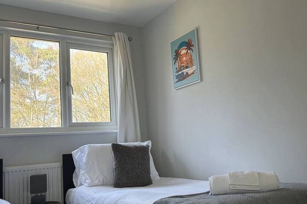 Spacious 3 bedroom House, Close to Gatwick in Crawley, West Sussex