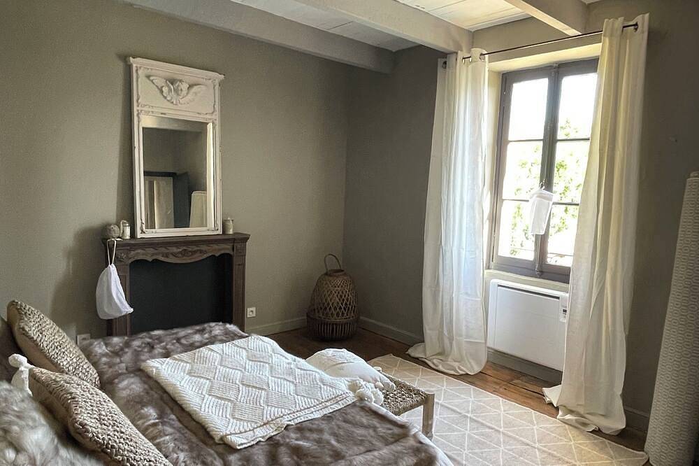 Beautifully restored country house with swimming pool in Le Pin, Nimes und Umgebung