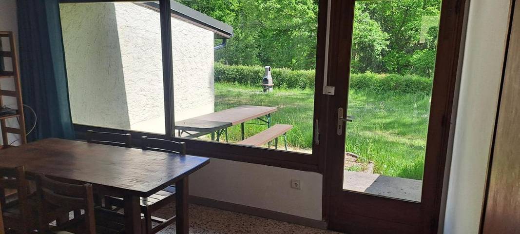 Location de vacances pour 7 personnes, avec terrasse ainsi que jardin et vue à Menat - 3