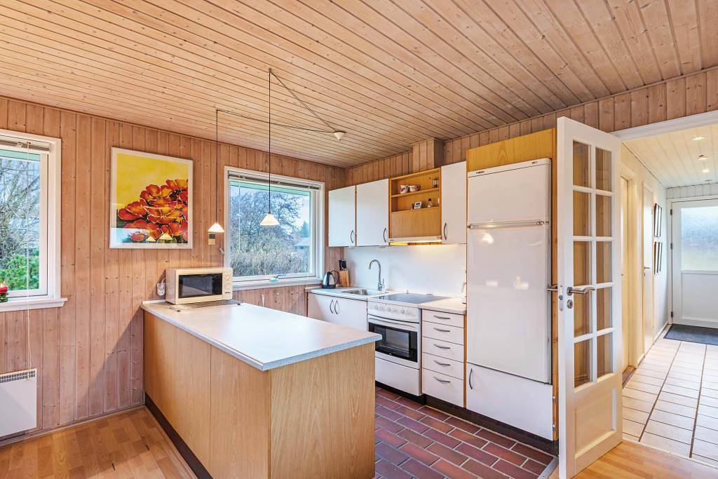 Centrally located holiday home with enclosed terrace in Bjerregård, Holmsland Klit