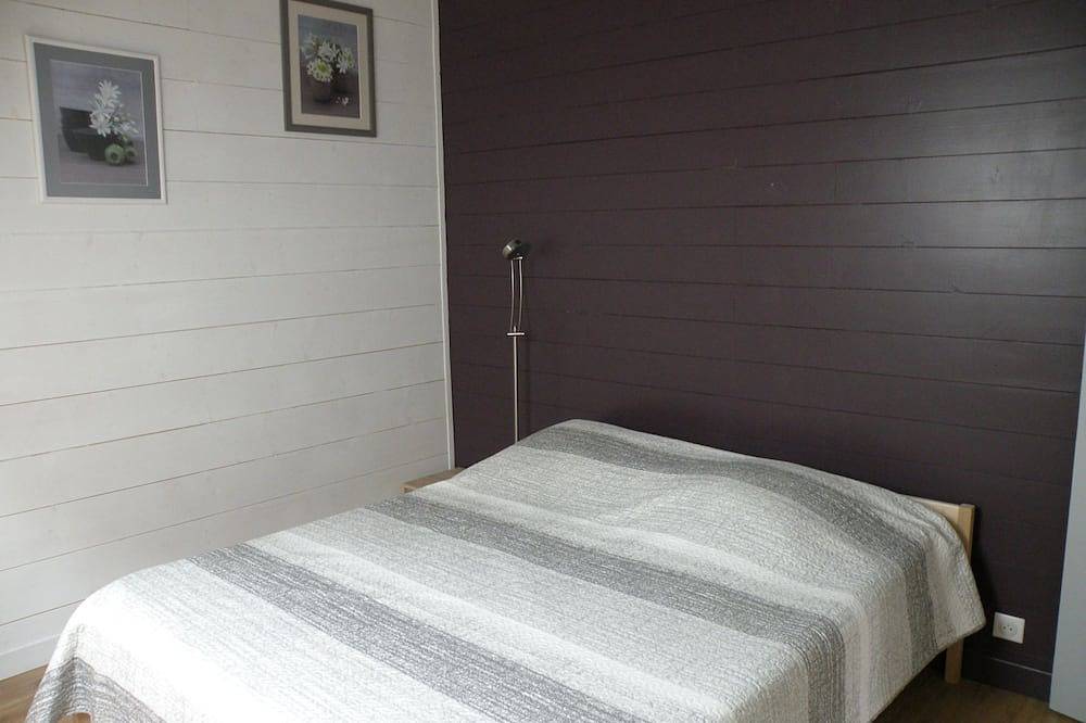 Ganze Wohnung, Between Sancy and Volcans d'Auvergne, Orcival, Basilica view, apartment sleeps 4. in Orcival, Regionaler Naturpark Volcans d'Auvergne