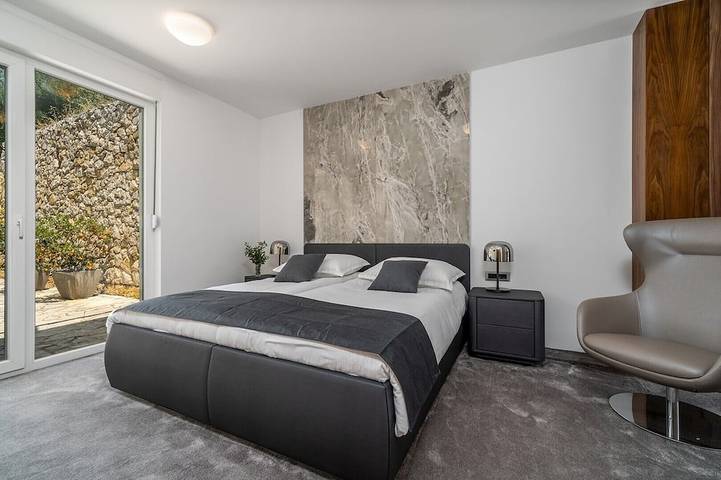 Neu! Villa Aba mit Meerblick,38 m2 großem beheiztem Infinity-Pool, 4 Schlafzimmern, Medienraum, 150 m vom Meer entfernt in Podstrana, Split-Dalmatien