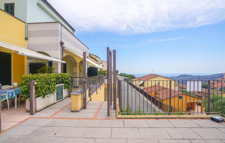 Appartamento moderno con piscina, parcheggio e WiFi, vicino al centro città in Civezza, Riviera di Ponente