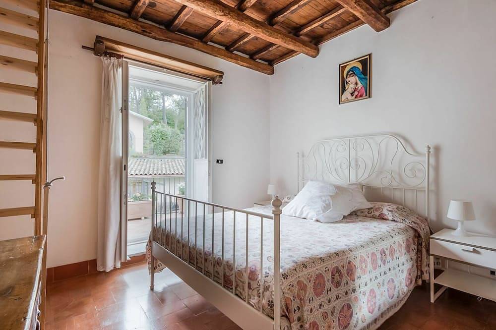 Gemütliche Wohnung in einem Ferienhaus mit  W-Lan, privatem Pool, Klimaanlage, Tv und Innenhof in Rocca di Papa, Parco Regionale dei Castelli Romani