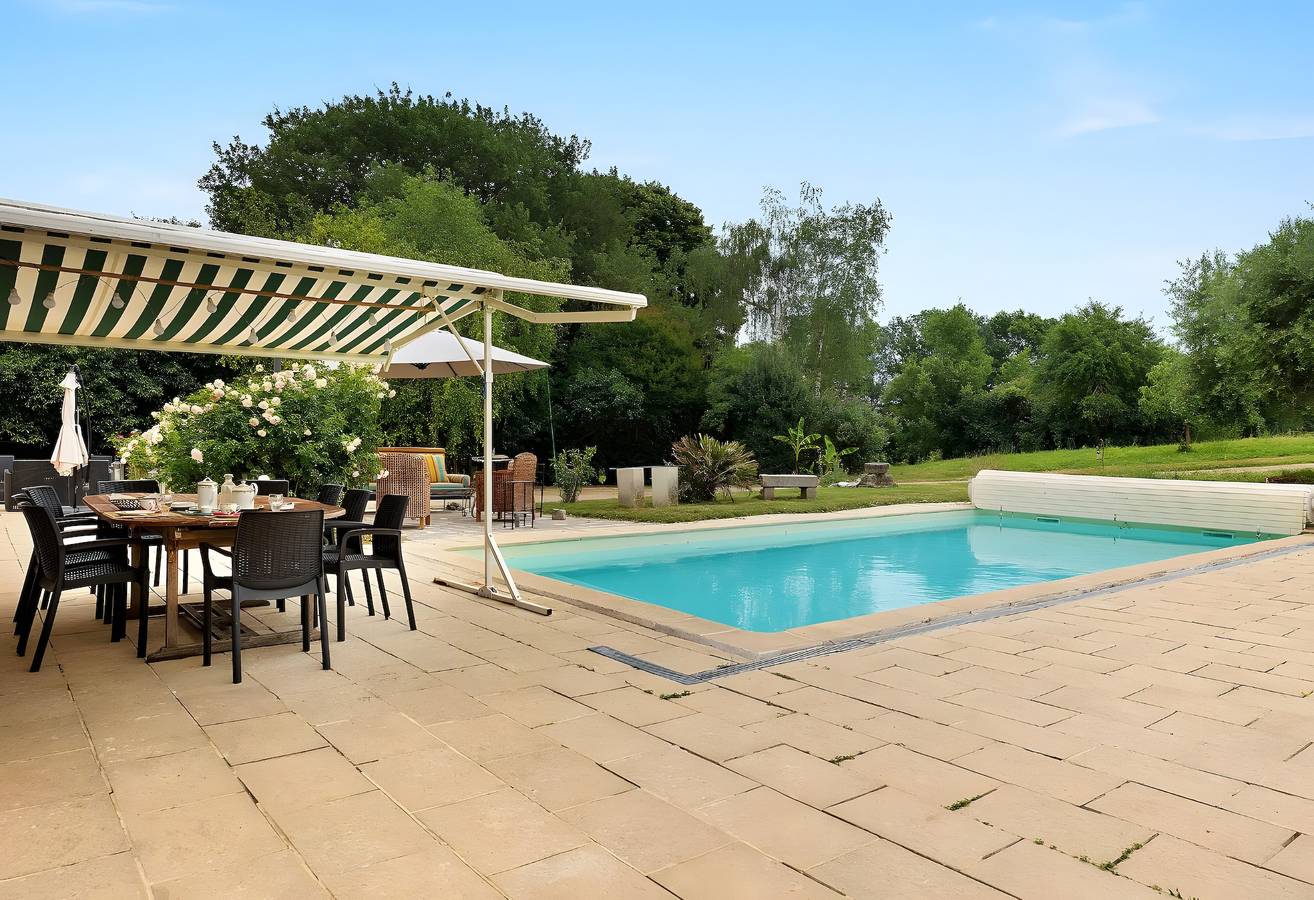 Habitación de huéspedes «Fleurs Blanches» con piscina compartida, Wi-Fi y aire acondicionado in Vallières-les-Grandes, Región de Blois