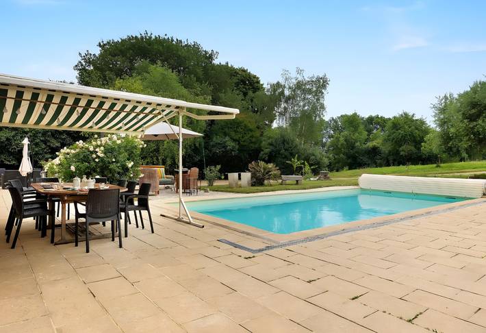 Fleurs Blanches Guest Room with Shared Pool, Wi-Fi, and Air Conditioning in Vallières-les-Grandes, Blois region