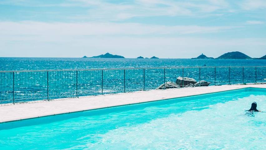 Hôtel pour 2 personnes, avec jardin ainsi que vue et piscine dans Plage du Scudo
