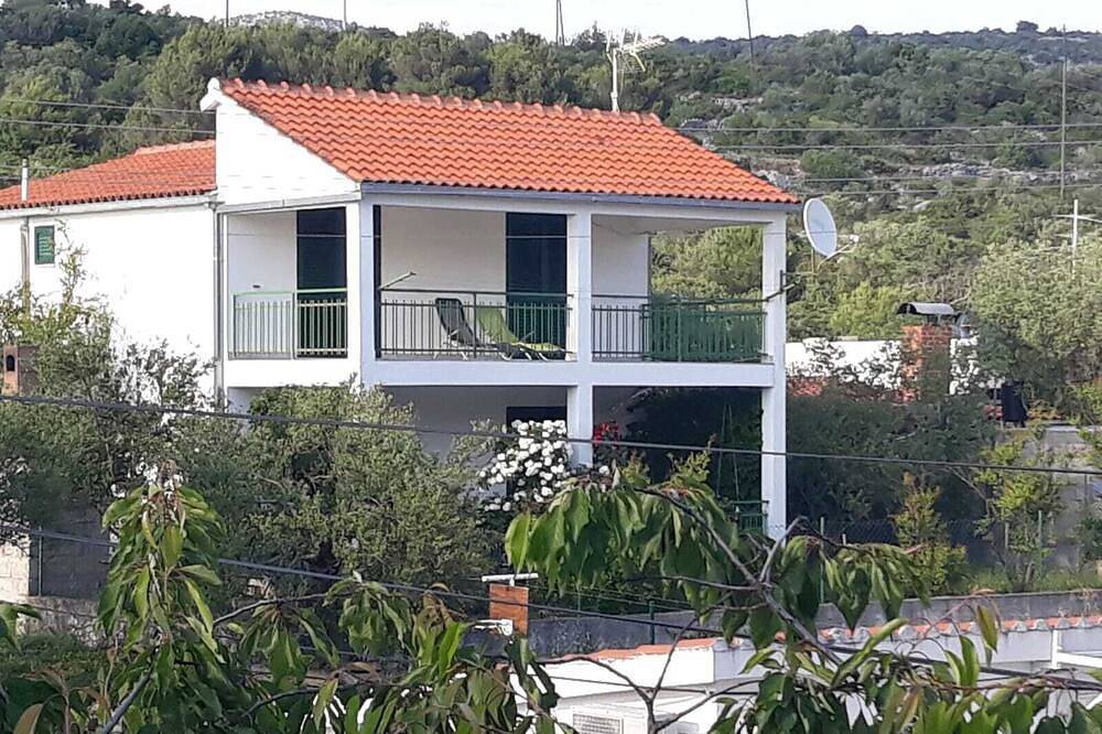Apartmani Lulufamily accomodation in a quiet fisher village. in Rogoznica, Šibenik-Knin