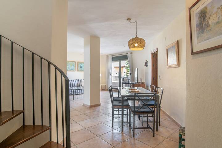 Ganze Wohnung, Dachgeschoss-Duplex Jardines de Zahara mit Gemeinschaftspool, privater Terrasse & WLAN in Playa de Atlanterra (Barbate), Tarifa