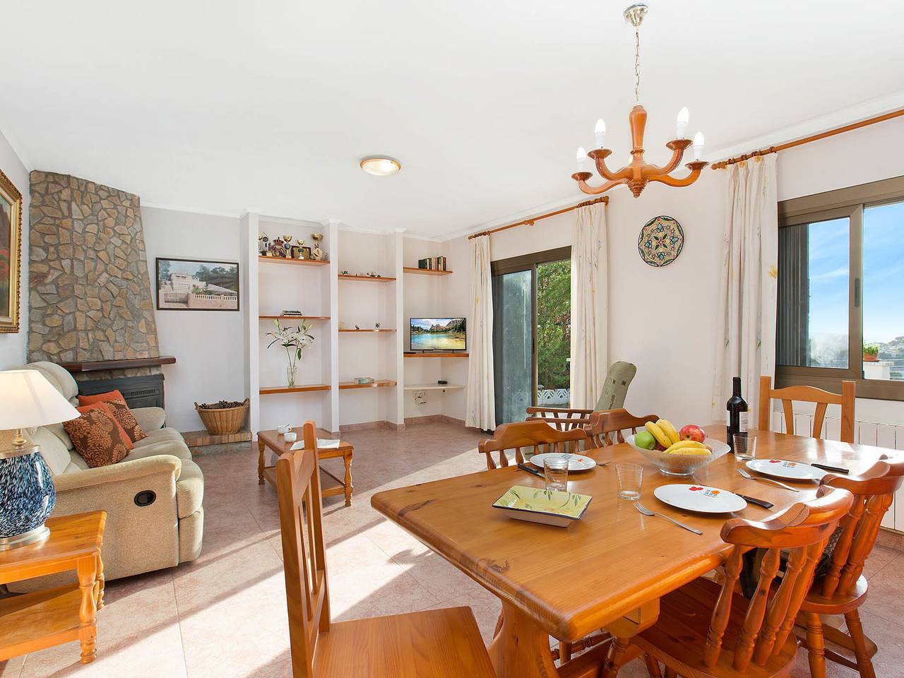 Villa acogedora en Lloret de Mar para 7 personas con piscina privada y terraza, a 8 km de la playa in Aiguaviva Parc, Vidreras
