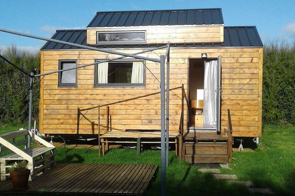 Kleines Haus auf der wilden Halbinsel in Lanmodez, Rosa Granitküste