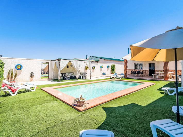 Location de vacances pour 16 personnes, avec Terrasse ainsi que Jardin et Piscine dans La Lantejuela