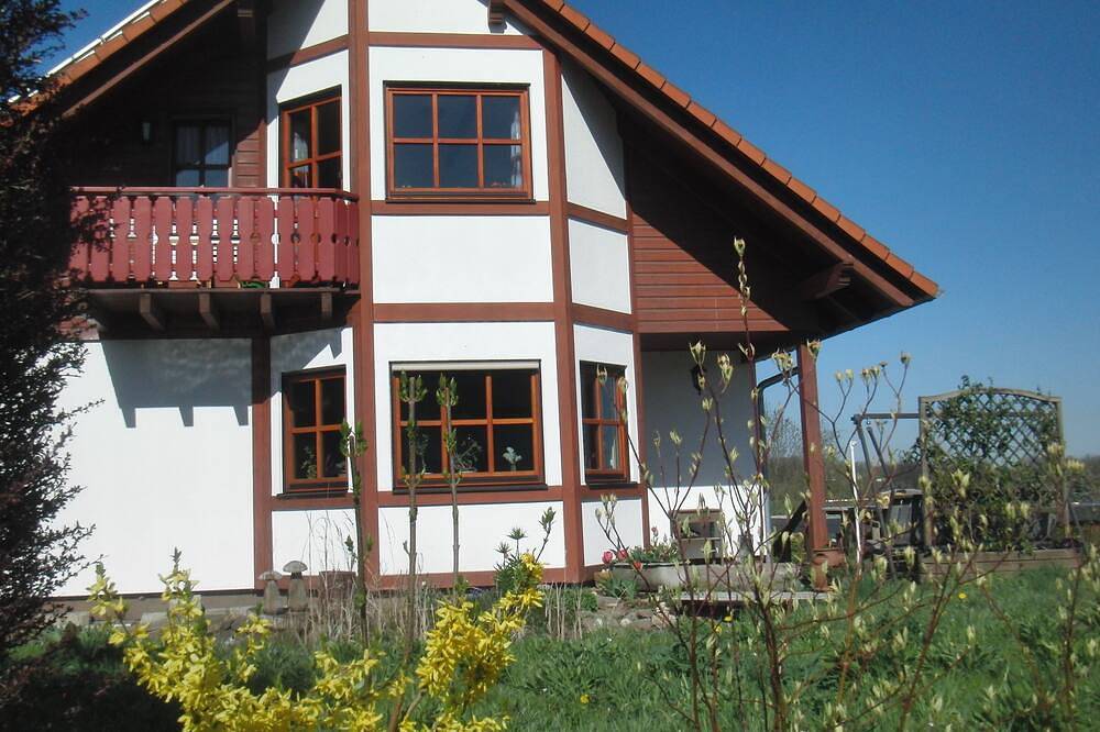 Ganze Wohnung, Schöne Ferienwohnung mit Balkon und Blick auf Dresden in Pesterwitz, Freital