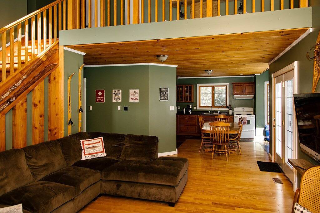 \"Dingle Run Lodge\" at Sir Sam's (hot tub/sauna) in Algonquin Provincial Park