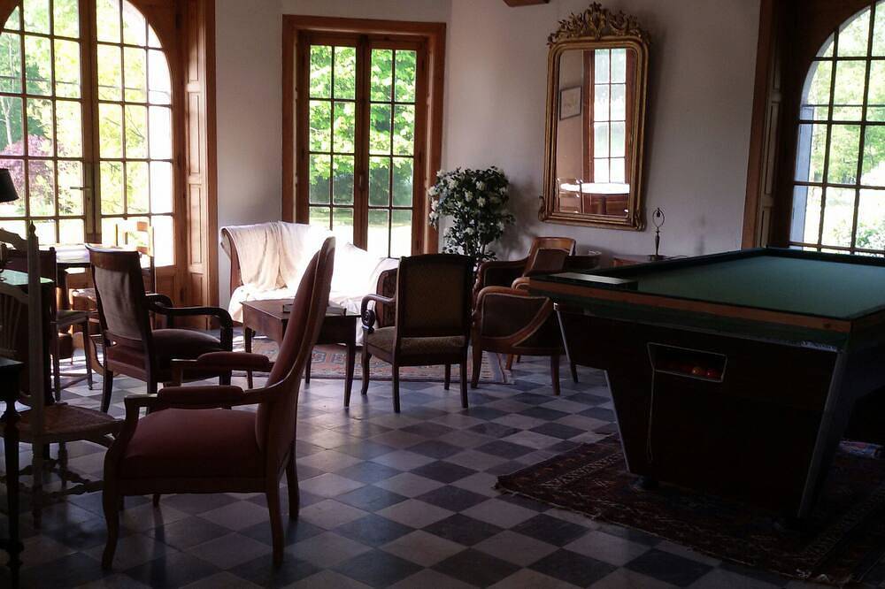 Large house in private park, walking distance to the sea, sleeps 15 in Plouescat, Côte des Légendes