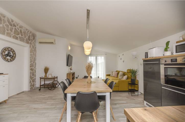 Ferienwohnung für 6 Personen, mit Balkon und Terrasse sowie Garten in Vodice - 2