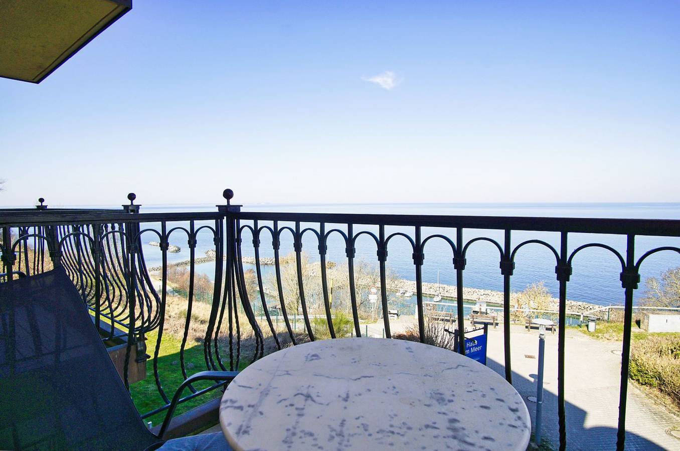 Ganze Wohnung, Ferienwohnung mit traumhaftem Meerblick - Haus am Meer Fewo 07 in Lohme, Nationalpark Jasmund