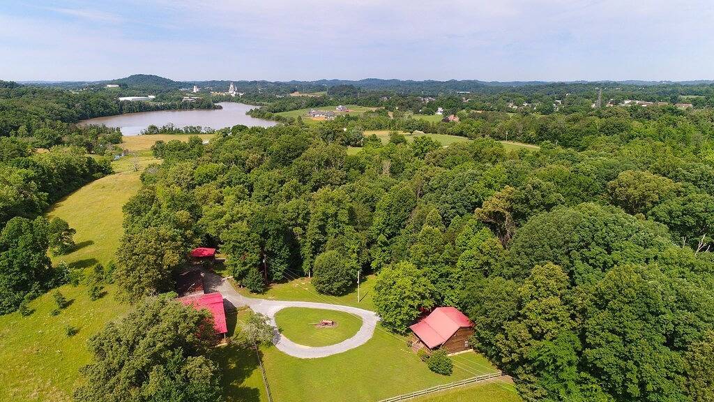 2 bd Cabin, Hot tub, Utk/Neyland, Smokys, 16acres, Fp, Arcade, Fishing in Knox County (TN)