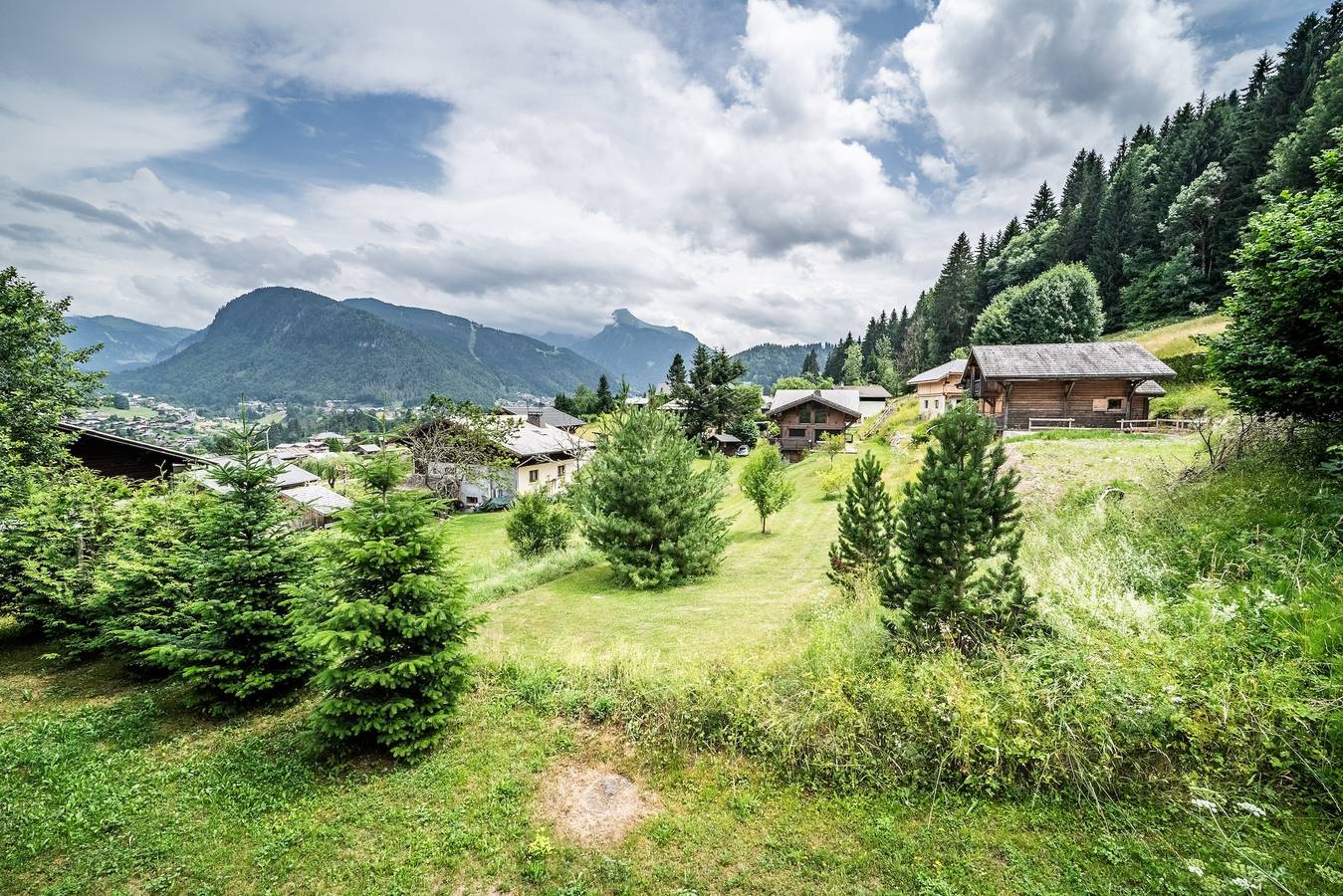 Chalet 'Bella' con vistas a la montaña, terraza privada y Wi-Fi in Essert-Romand, Les Portes du Soleil