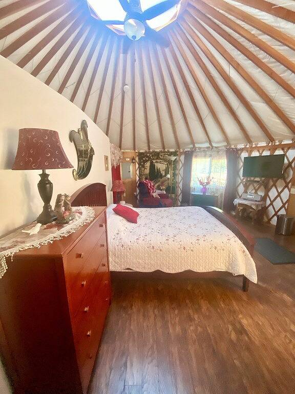 \"Mystische Rose\" ist ein Themen-Yurt als Teil eines ursprünglichen Yurtel Bed & Breakfast in Lane County