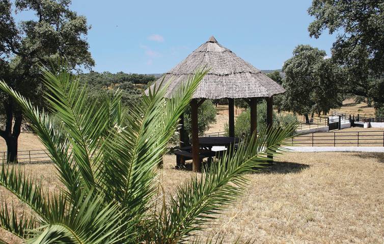 297sqft Wohnung mit AC, Pool & Terrasse in El Garrobo, Sevilla Provinz