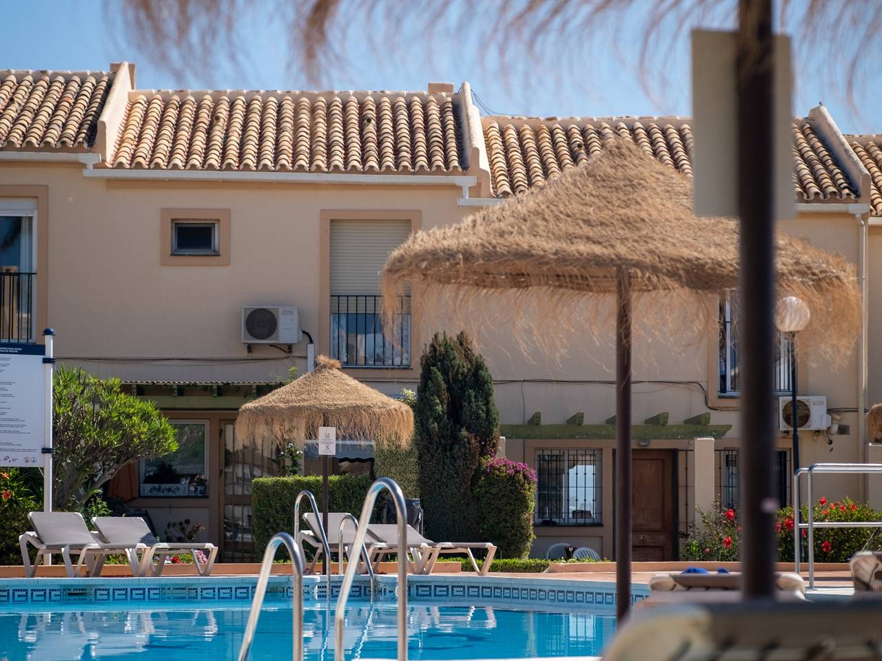 Entire apartment, Modern apartment in Mijas Costa with shared pool, air conditioning and parking in Mijas Costa, Mijas